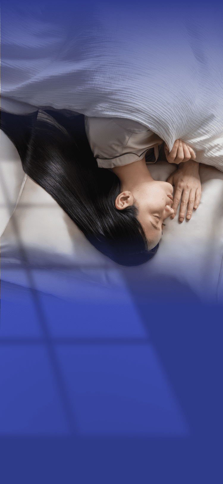 眠っている女性の写真