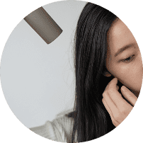 ヘアケアをする女性