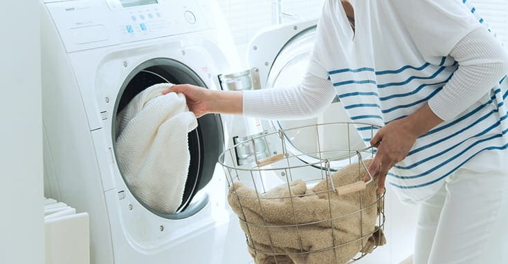 洗濯する女性