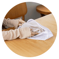 洗濯ネットに枕カバーを入れる女性