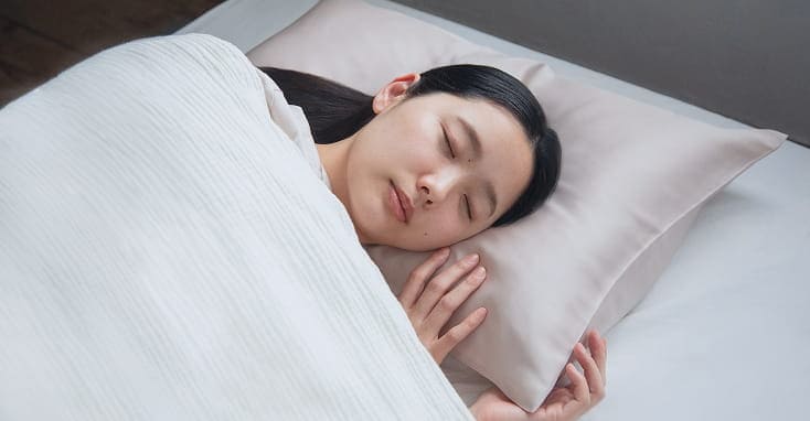 眠っている女性